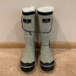 Gray patterned winter boots